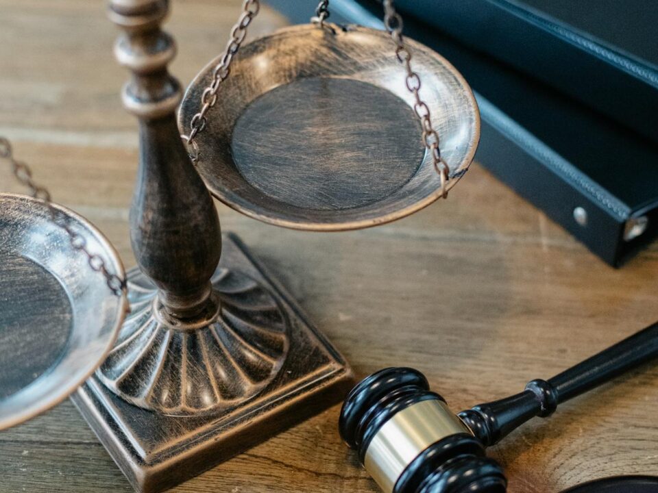 Везна на правосъдието и съдийско чукче — символи на закона