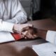 Двама души подписват частен договор на маса