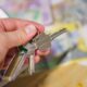 Ключове от автомобил поставени върху договор и калкулатор
