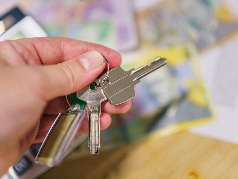 Ключове от автомобил поставени върху договор и калкулатор