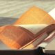 Отворена книга върху куфар на слънчева крайбрежна улица